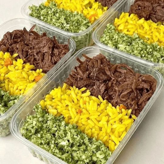 Porciones de carne desmechada con arroz y brócoli